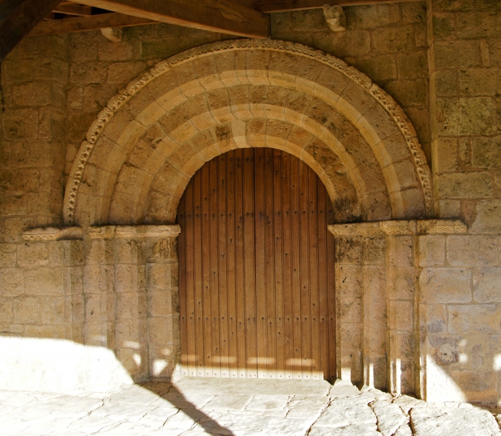 Le portail de l'église saint Pierre. - Poursac