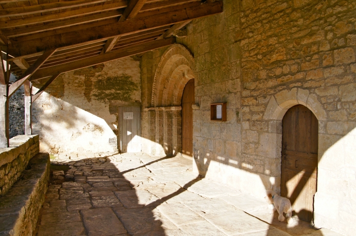 Le portail d'entrée et l'impressionnant pavage de l'église Saint Pierre. - Poursac