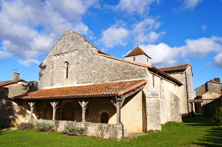 Vue d'ensemble, la façade et son porche. - Poursac