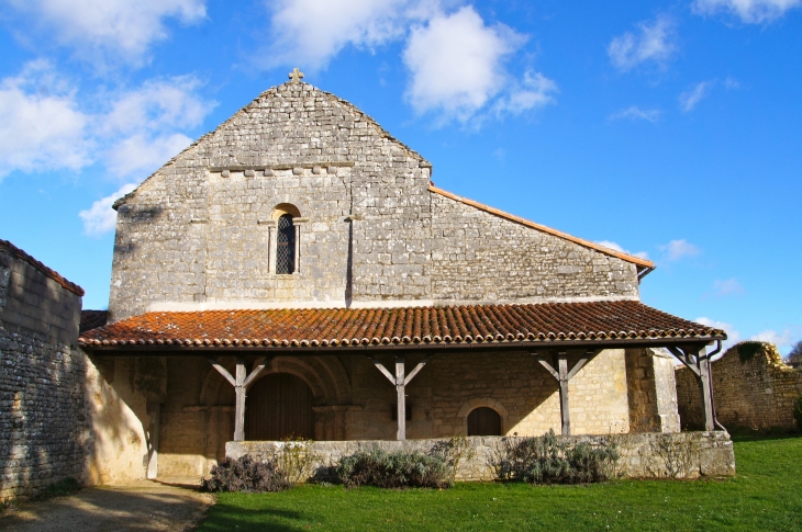 L'église paroissiale Saint-Pierre est d'origine romane (XIIe siècle). Elle a été remaniée au XVIe siècle, en particulier sa nef a été élargie. - Poursac