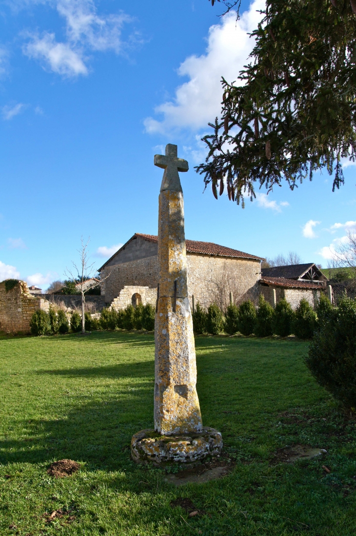 Croix extérieure près de l'église. - Poursac