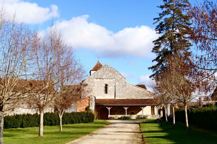 Chemin menant à l'église Saint-pierre. - Poursac