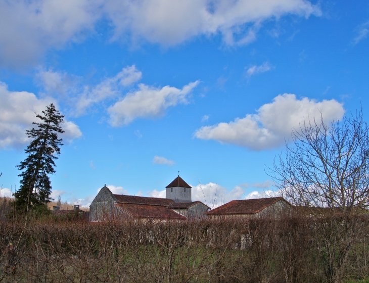 Vue sur l'église saint Pierre. - Poursac