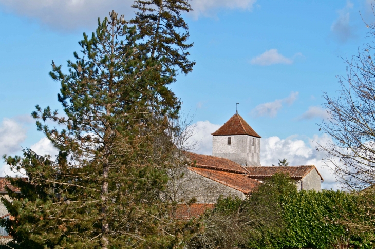 Vue sur le clocher en bois de l'église saint Pierre. - Poursac