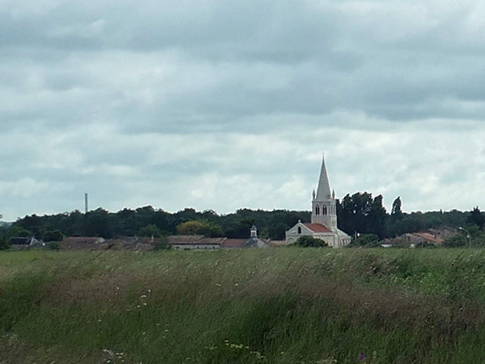 Le village de Roullet vu de loin - Roullet-Saint-Estèphe