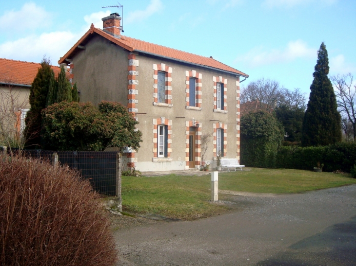 Maison traditionnelle parée de briques, dans la cité de la tuile - Roumazières-Loubert