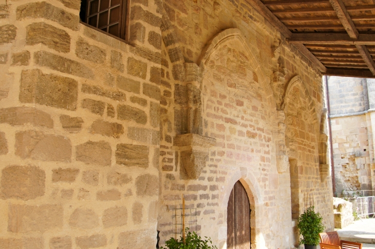 Galerie du cloître. - Saint-Amant-de-Boixe