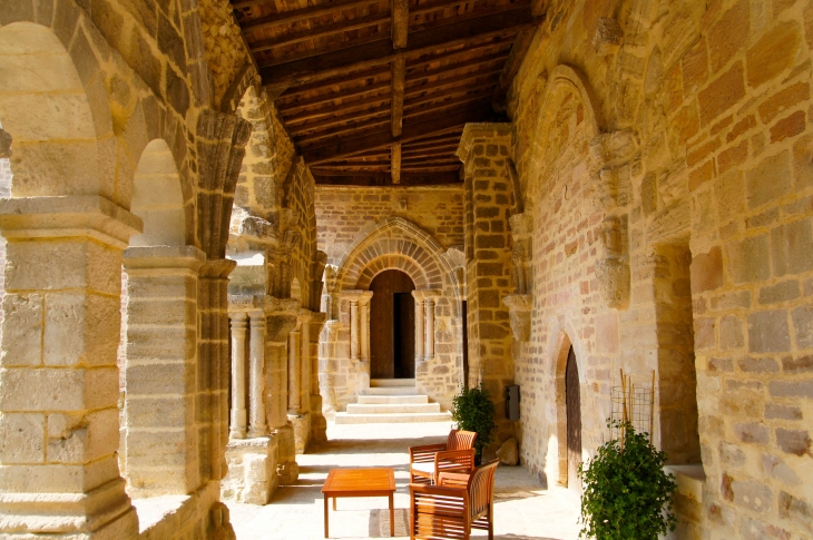 Galerie du cloître. - Saint-Amant-de-Boixe