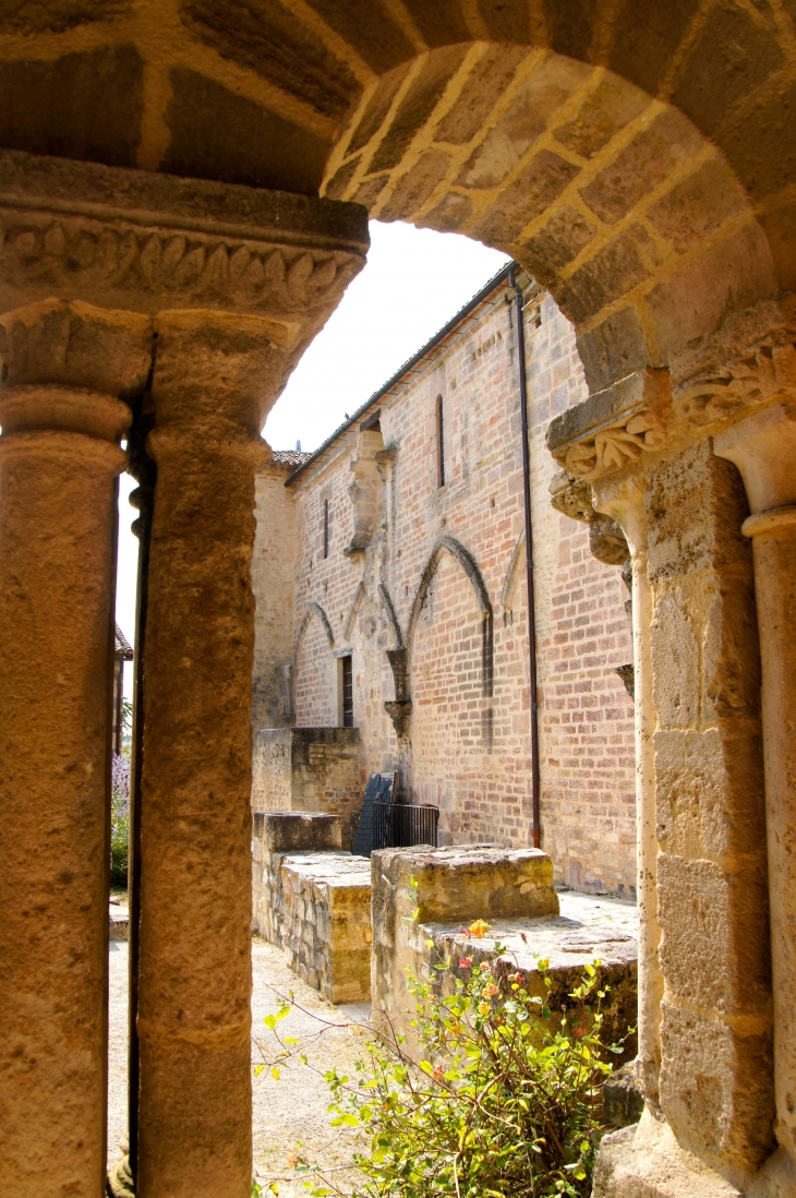 Vue sur le cloître depuis la galerie. - Saint-Amant-de-Boixe