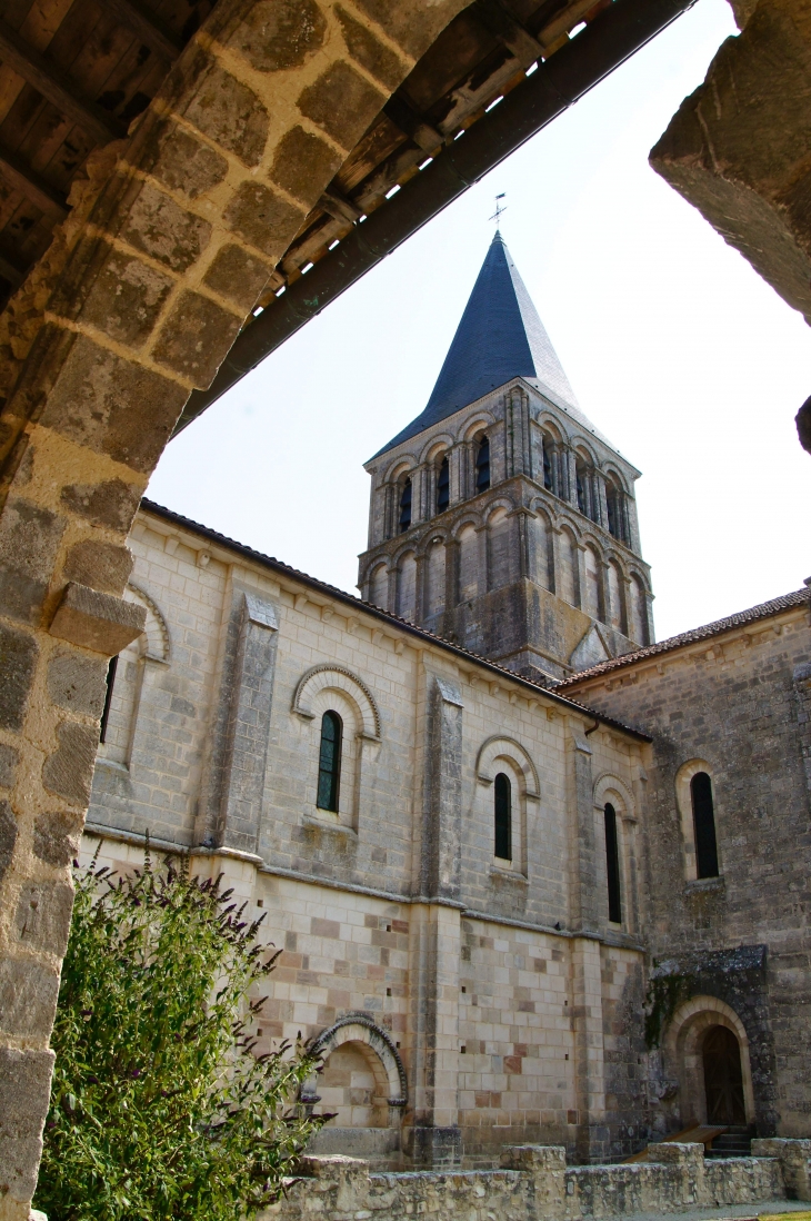 Vue sur l'église abbatiale depuis la galerie du cloître. - Saint-Amant-de-Boixe