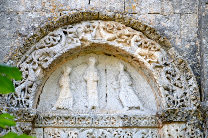 Eglise abbatiale. Détail : décor du bras nord du transept. - Saint-Amant-de-Boixe