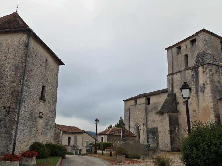 Le clocher et le pigeonnier sur la place - Saint-Amant