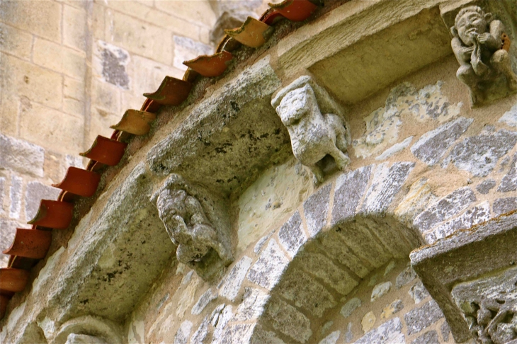 L'église Saint Jacques de Conzac : modillons - Saint-Aulais-la-Chapelle