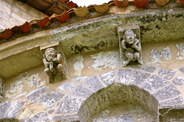 L'église Saint Jacques de Conzac : modillons - Saint-Aulais-la-Chapelle