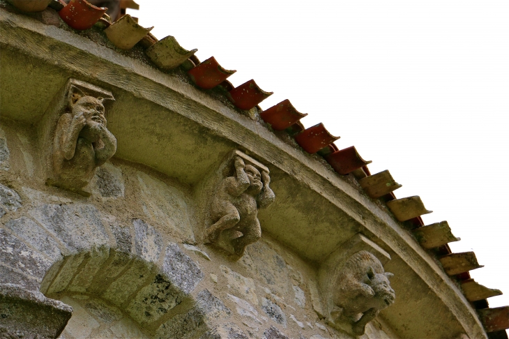 L'église Saint Jacques de Conzac : modillons - Saint-Aulais-la-Chapelle