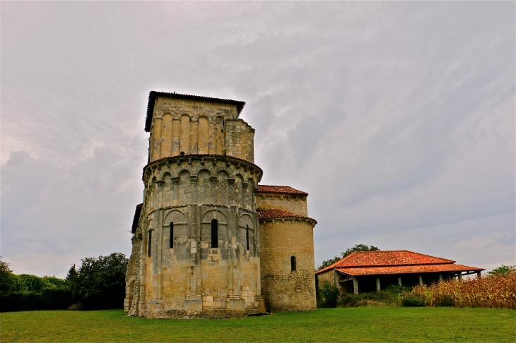 L'église Saint Jacques de Conzac : le chevet - Saint-Aulais-la-Chapelle