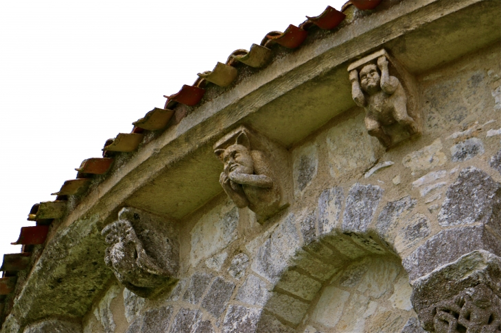 L'église Saint Jacques de Conzac : modillons - Saint-Aulais-la-Chapelle