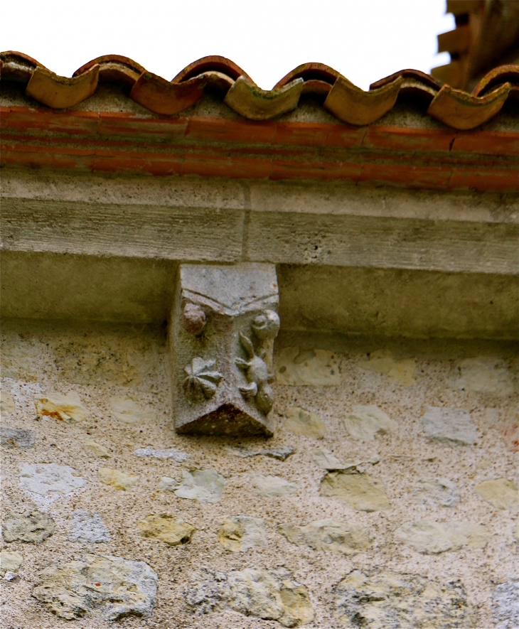 L'église Saint Jacques de Conzac : modillons - Saint-Aulais-la-Chapelle