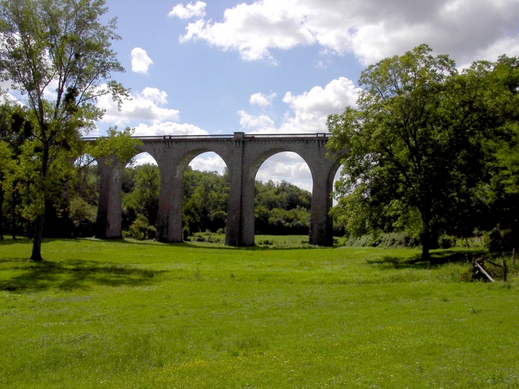 Le viaduc entre Saint-Claud et Le Grand Madieu