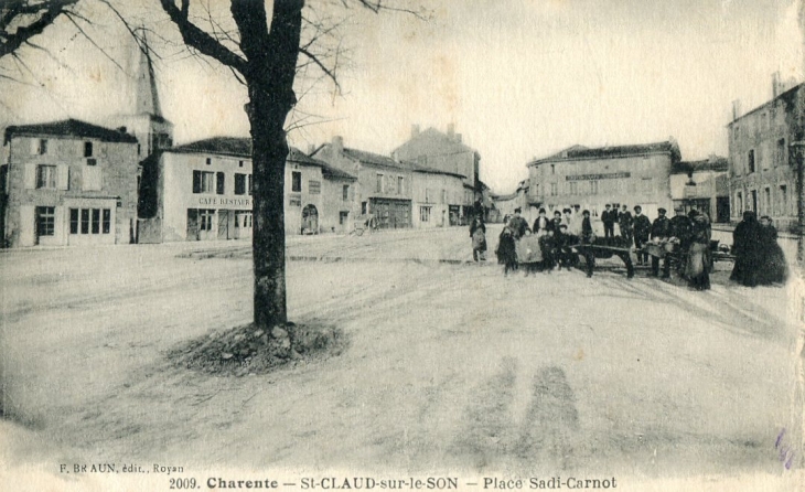 La place - Saint-Claud