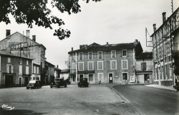 Saint-Claud année50-60 La grand place