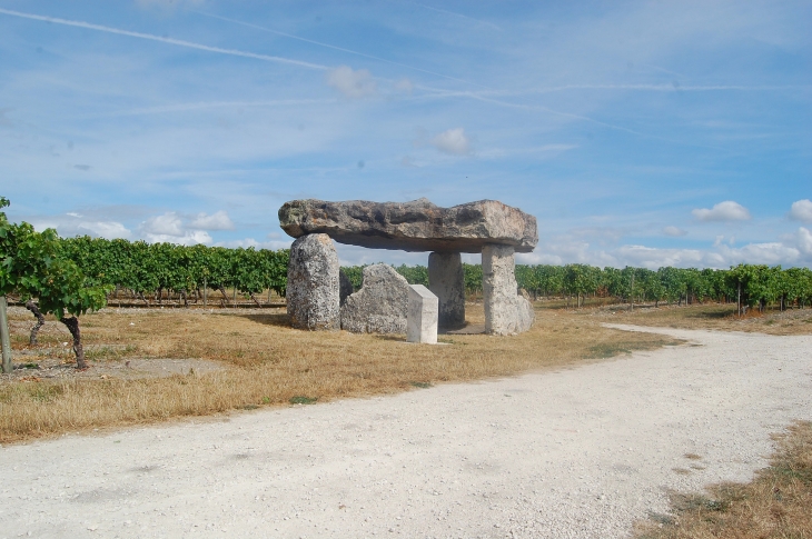 Dolmen  - Saint-Fort-sur-le-Né