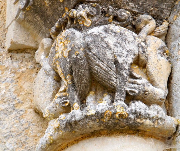 Chapiteau extérieur du chevet de l'église Saint Fraigne. - Saint-Fraigne