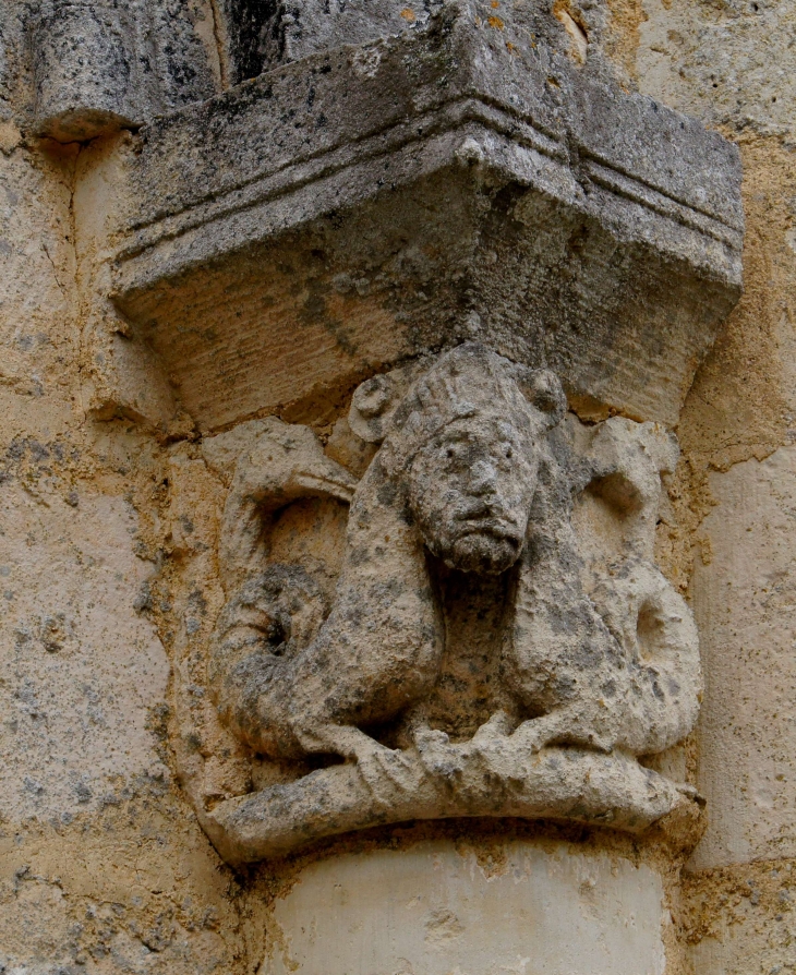 Chapiteau extérieur du chevet de l'église Saint Fraigne. - Saint-Fraigne