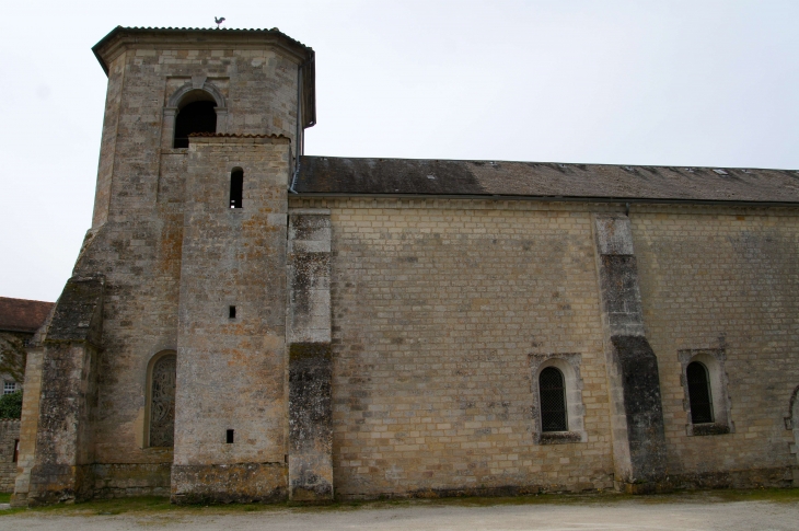 La façade latérale de l'église Saint Pierre, église de l'ancien prieuré, reconstruite en 1868 et 1869. - Saint-Fraigne