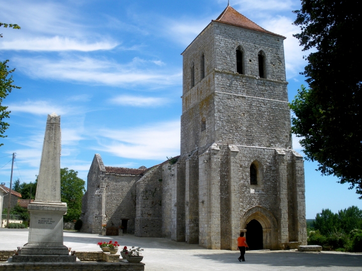 L'église de Saint-Front comporte une crypte souterraine