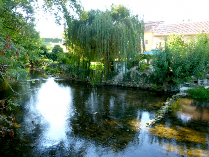 La ville médiévale se mire dans le Son-Sonnette - Saint-Front