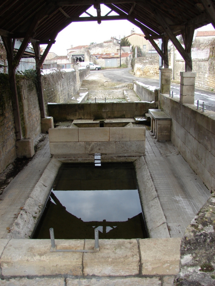 Lavoir du bourg - Saint-Même-les-Carrières