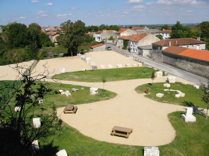 Espace des caves noires - Saint-Même-les-Carrières