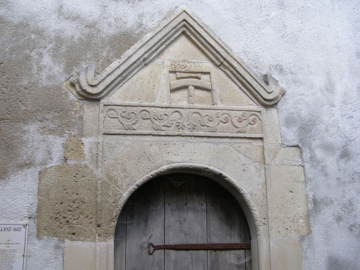 Porte et enseigne de Calfat 1602 - Saint-Simon