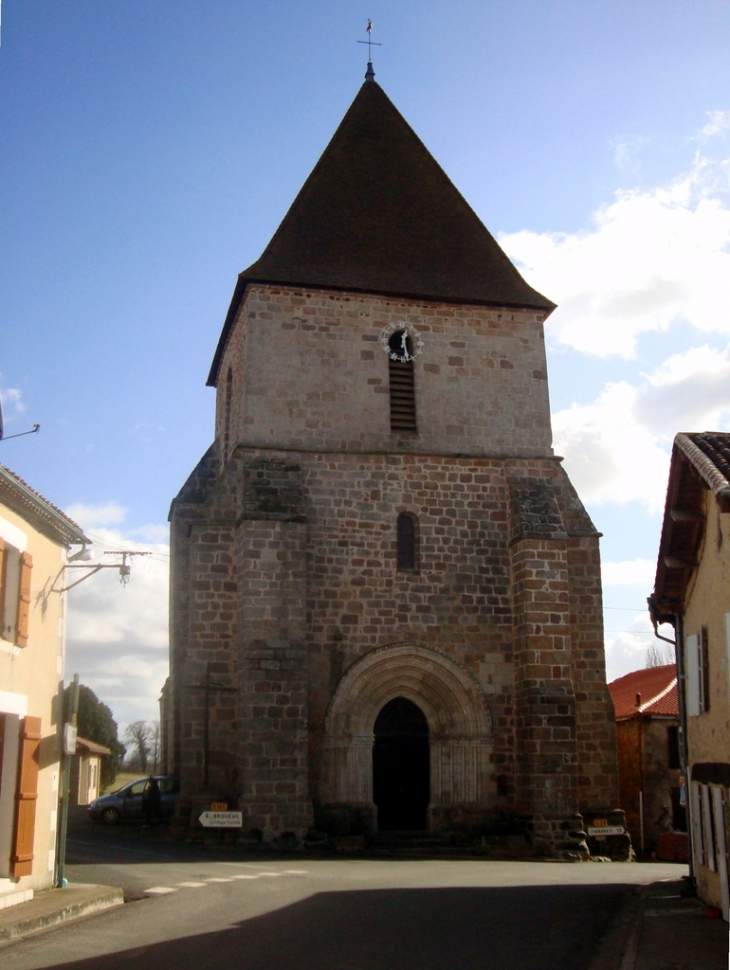 L'église Saint-Genest devant laquelle se fêtent toujours les rosières - Saulgond