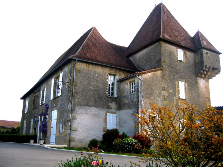 La mairie, installée dans l'ancien château (16° siècle) - Suaux