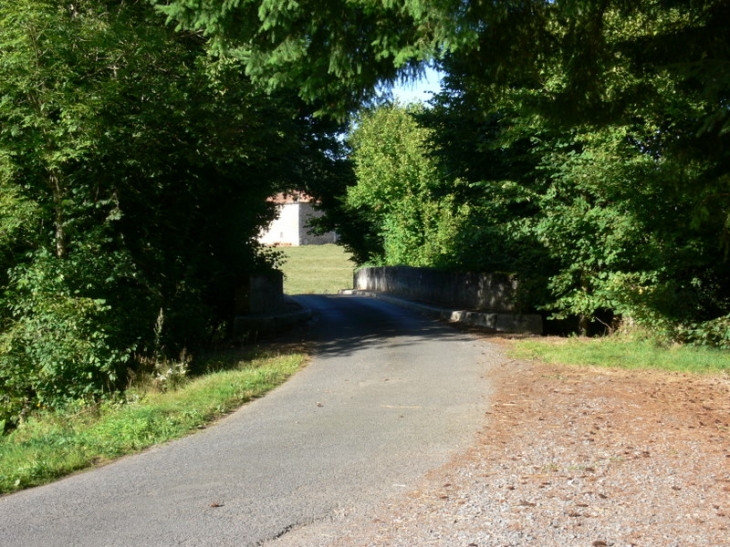 Le pont de La Vallade avant le massacre des noisetiers - Suris