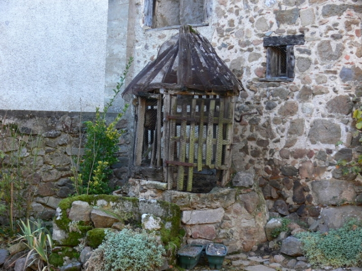 Un trés joli ancien puit malheureusement laissé à l'abandon - Suris