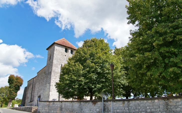 Eglise Sainte Madeleine romane XIIe siècle. - Touvre