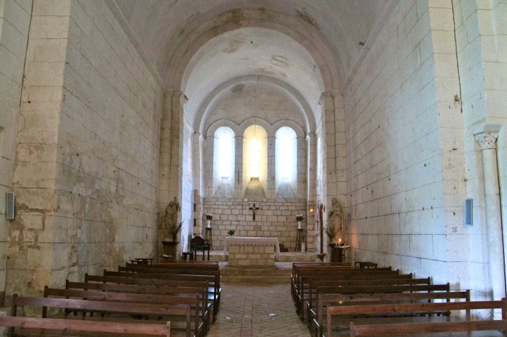 La nef vers le choeur de l'église Sainte-Madeleine. - Touvre