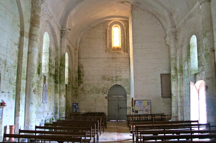 La-nef-vers-le-portail-de-l-eglise-sainte-madeleine-quatre chapiteaux-classes - Touvre