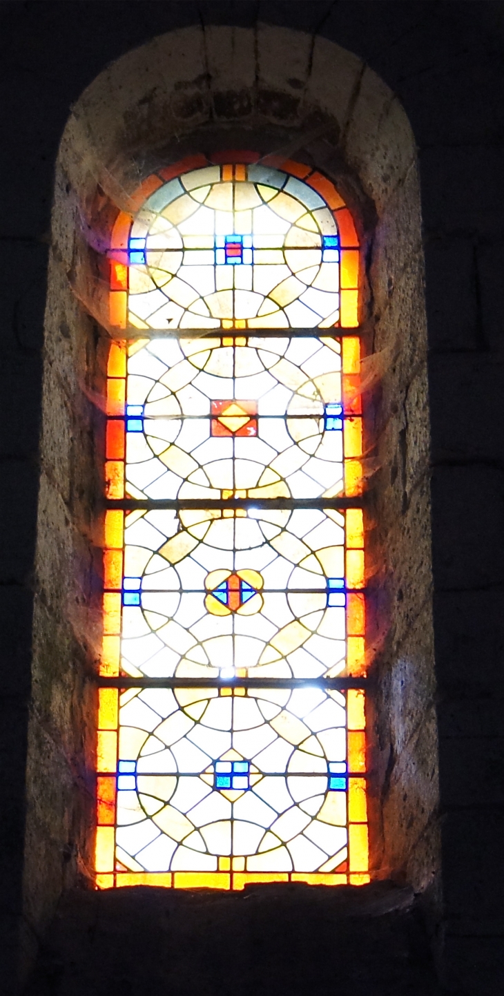 Vitrail de l'église Sainte Madeleine. - Touvre