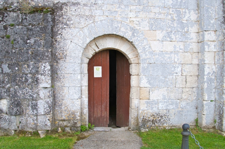 Porte sur façade latérale nord de l'église Sainte Madeleine. - Touvre