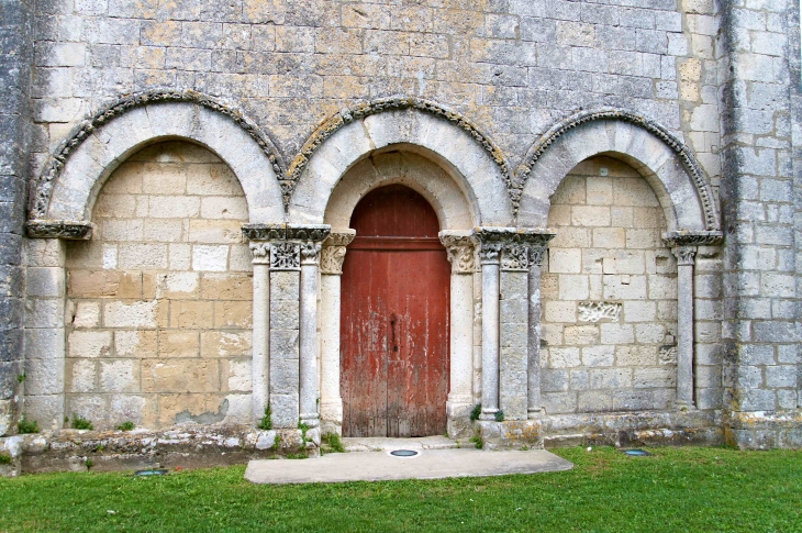 Facade-occidentale-de-l-eglise-sainte-madeleine- - Touvre