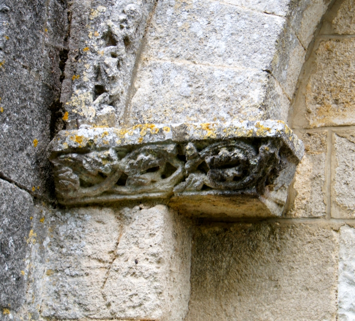 Chapiteau-de-la-facade-occidentale de l'église Sainte Madeleine. - Touvre