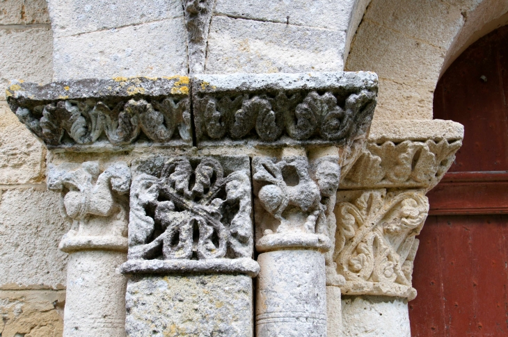 Chapiteaux de la façade occidentale . Eglise Sainte Madeleine. - Touvre