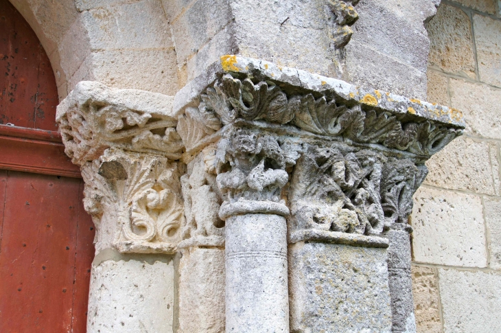 Chapiteaux de la façade occidentale . Eglise Sainte Madeleine. - Touvre