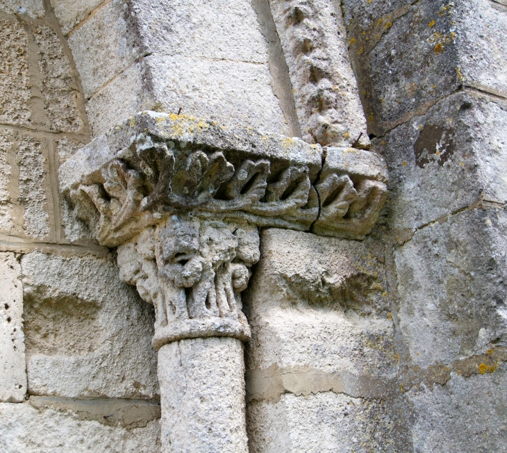 Chapiteau de la façade occidentale de l'église Sainte Madeleine. - Touvre