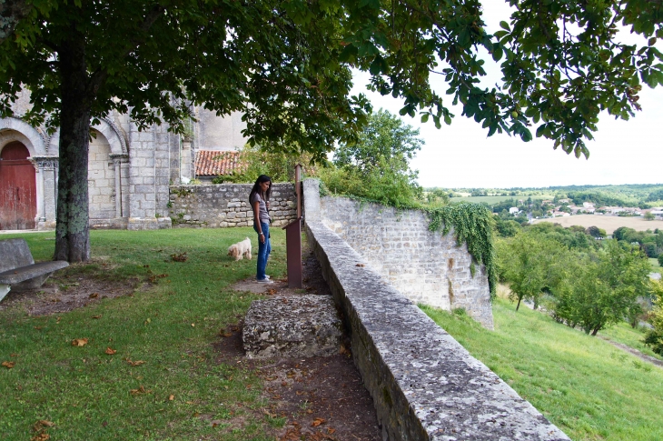 Vue de l'église Sainte Madeleine. - Touvre