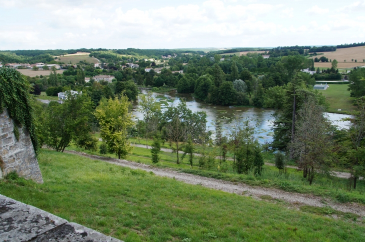 Vue sur la Touvre de l'église Sainte Madeleine.